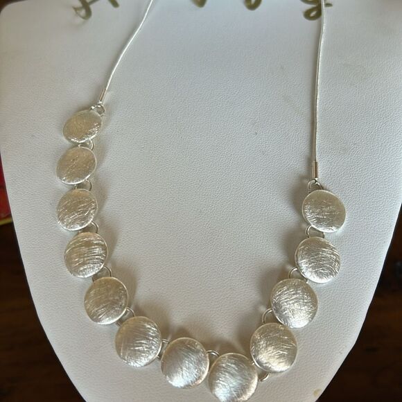 Gracee Jewellery necklace NWT silver color with dust bag - Picture 4 of 6